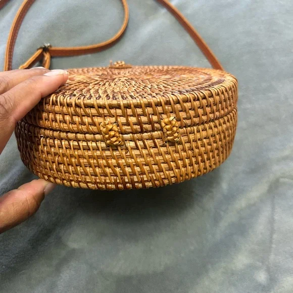 New Round Rattan Crossbody Bag 8" Woven Straw Purse White Striped Lining Pockets - Picture 2 of 7
